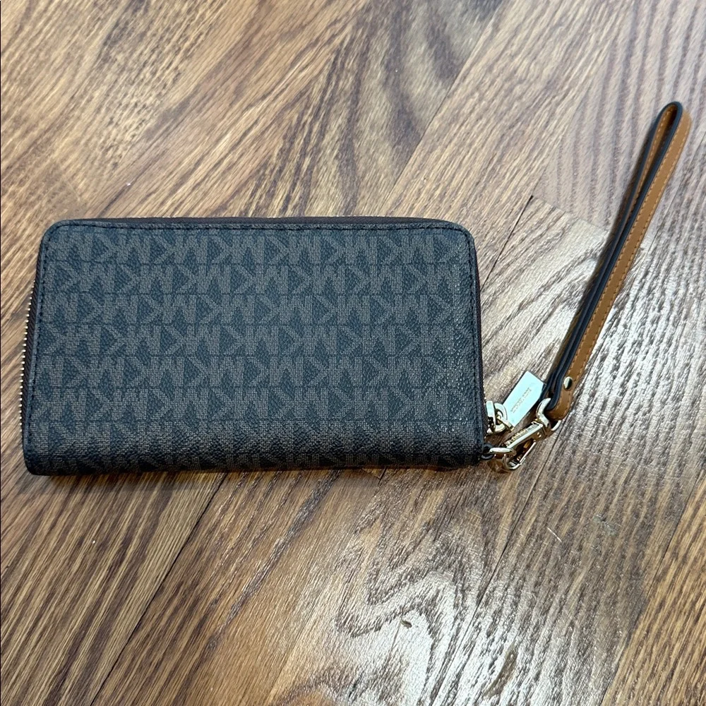 Michael Kors Jet Set Signature Logo Smartphone Wristlet - Picture 4 of 8